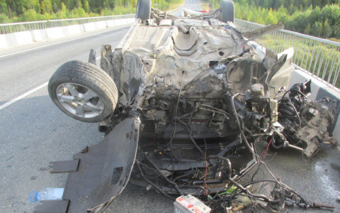 Иномарку изувечило в жестком ДТП под Ухтой (фото)