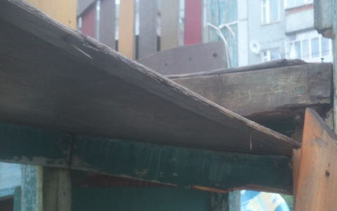 На детской площадке в Сыктывкаре торчат десятисантиметровые гвозди (фото)