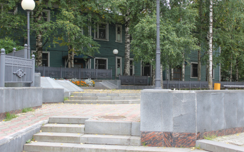 В Сыктывкаре возле здания ФСБ исчез памятник (фото)