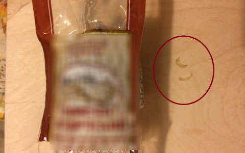 Жители Коми нашли в колбасе человеческие ногти (фото)