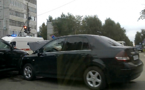 В Сыктывкаре автоледи без документов въехала в авто (видео)