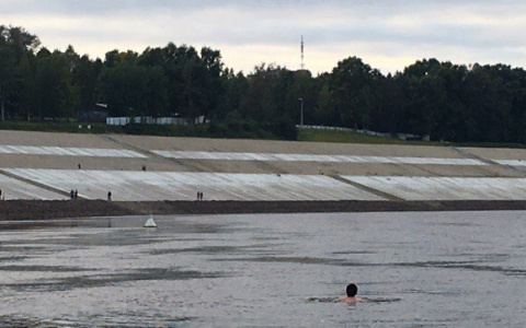 В Сыктывкаре возле набережной бесстрашный мужчина плавал в ледяной воде (фото)