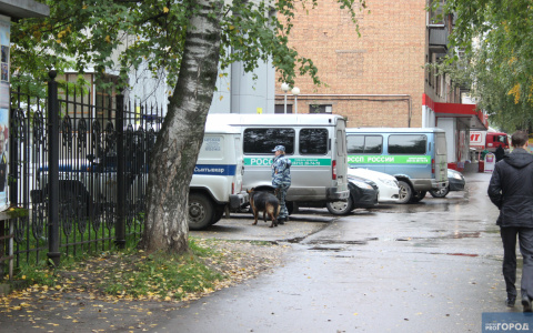 Очевидцы сообщили о пожаре в здании Верховного суда Республики Коми (фото)