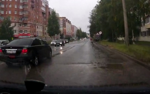 Водителей Сыктывкара возмутила наглость автовладельца с «блатным» номером (видео)