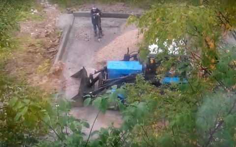 В Коми дорожники трактором гоняли воду в луже, чтобы уложить в нее асфальт (видео)