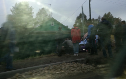 В Сыктывкаре автомобиль врезался в остановку с людьми (фото)