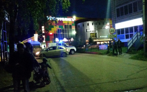 В Сыктывкаре эвакуировали три ТЦ  после анонимных звонков о бомбе