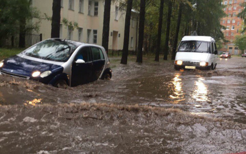 Грандиозный потоп в Коми: машины утопали на центральных улицах города (фото)