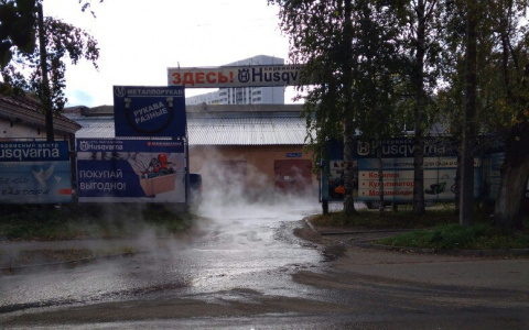 Из-за аварии улица в центре Сыктывкара стала похожа на декорацию из фильма ужасов (фото)