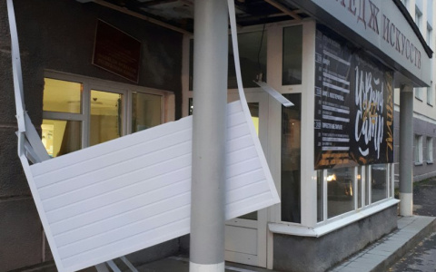 В Сыктывкаре шторм раскурочил крыльцо учебного заведения (фото)