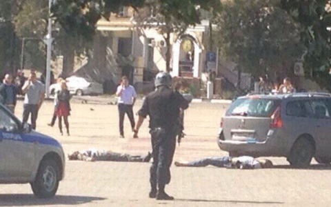 Мужчина вытащил труп на главную площадь Белгорода и выстрелил себе в голову (фото, видео)