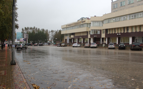 В центре Сыктывкара убрали самый старый строительный забор города (фото)