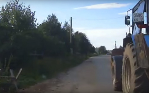 В Коми наглый тракторист унизил водителя легковушки (видео)