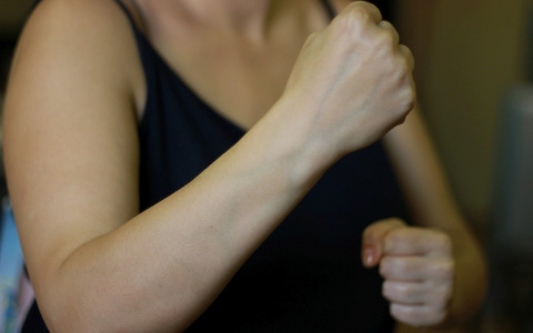 В Сыктывкаре буйная тусовщица избила полицейского