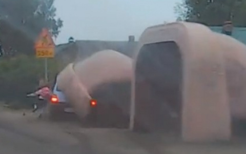 Появилось видео момента ДТП в Сыктывкаре, когда «Ока» снесла остановку с детьми