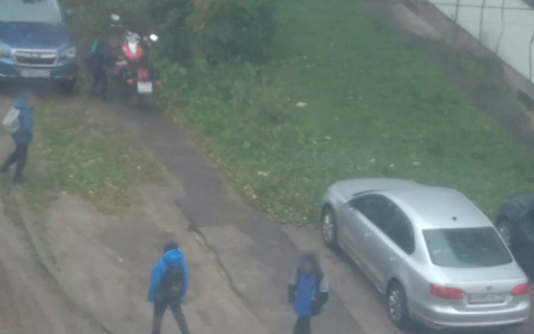 В Сыктывкаре 12-летние школьники слили бензин из байка во дворе (фото)