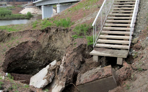 В Коми под основанием автомобильного моста водой размыло огромную яму (фото)