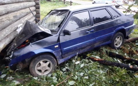 В Коми пьяный водитель на «ВАЗе» протаранил жилой дом (фото)