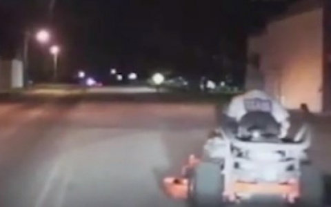 Полиция остановила ехавшего на газонокосилке мэра с пивом в руках (видео)