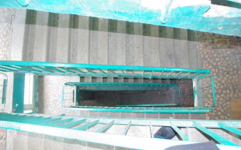 В Коми в подъезде дома нашли труп, который стоял, облокотившись на подоконник