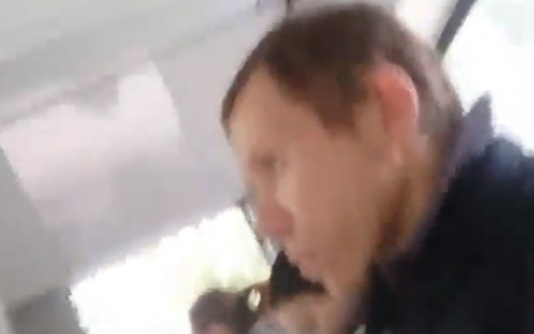 В сыктывкарском автобусе извращенец ласкал себя на глазах у людей (видео)