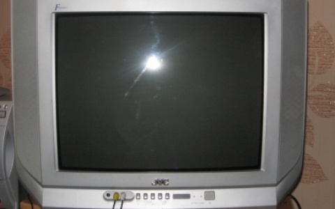 Старый телевизор насмерть раздавил 4-летнюю девочку