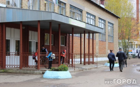 В Сыктывкаре ученикам одной из школ не хватает парт в классе