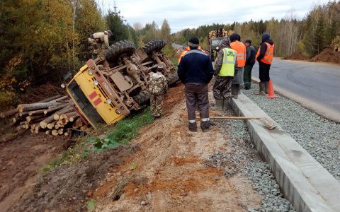 В Коми лихач на дороге стал виновником аварии с лесовозом (фото)