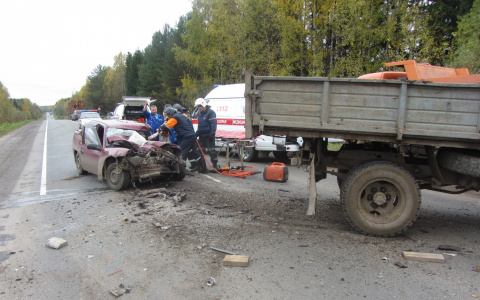 Под Сыктывкаром «Нексия» влетела под самосвал, водитель в критическом состоянии (фото)