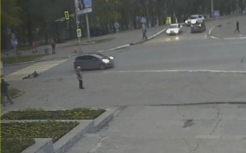 Появилось видео момента, как пьяная сыктывкарка без прав сбила мальчика у «Вечного огня»