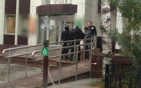 Пьяного сыктывкарца в банке «обслужила» охрана в бронежилетах (фото)