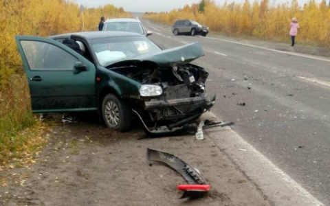 Машину разорвало на части в ДТП под Усинском (фото)