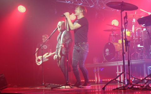 БИ-2 в Сыктывкаре: визги поклонников, дождь из медиаторов и все песни за 3 часа (фото)