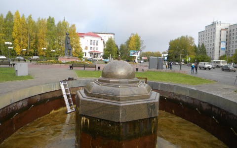 Фоторепортаж: как в Сыктывкаре на зиму консервируют фонтаны