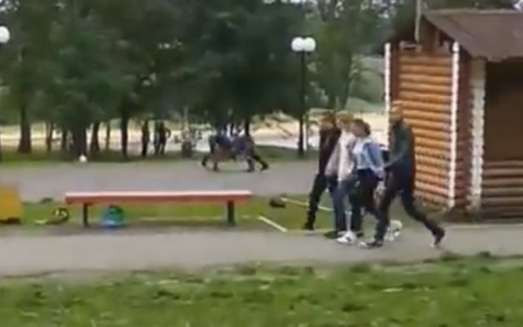 В Сети появилось видео, как в Сыктывкаре двое мужчин устроили бои без правил