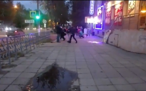 В Сыктывкаре во время драки на «кольце» девушке кинули стеклянной бутылкой в голову (видео)