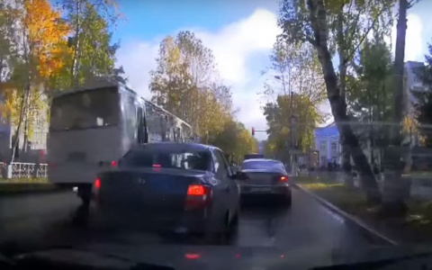 В Сыктывкаре очевидцы сняли на видео, как автобус летел по встречке (видео)
