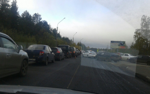 Из-за ремонта дороги в Сыктывкаре образовалась километровая пробка (фото, видео)