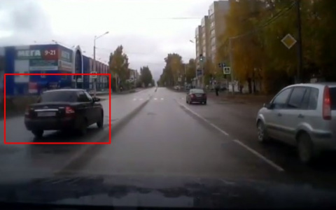 Закон не писан: в Сыктывкаре нарушитель на «Ладе» опасно гонял по встречке (видео)