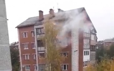 Очевидцы сняли, как в Сыктывкаре горел многоквартирный жилой дом (видео)