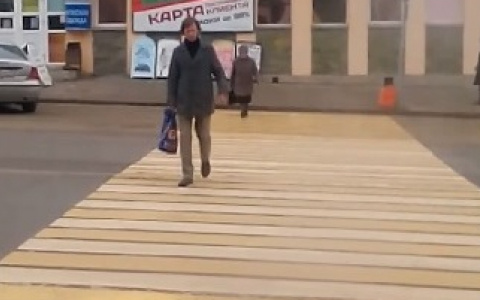 В Сыктывкаре странный парень полчаса ходил по пешеходному переходу (видео)