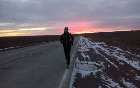 Житель Коми пробежал экстремальный марафон по тундре в темноте и одиночестве (видео)
