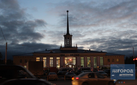 Прогулка по Коммунистической: главный универмаг, вокзал и памятники