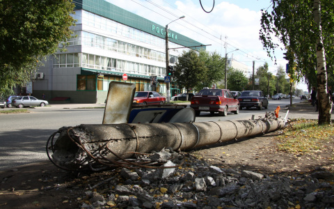 В Коми столб упал вместе с электриком и придавил мужчину