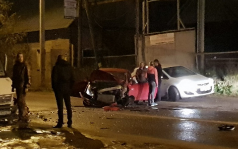 В Сыктывкаре у бара «Бардак» пьяная женщина протаранила «Газель», есть жертвы (фото, видео)