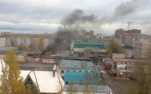 В Сыктывкаре на территории рынка разгорелось огромное пламя (фото)