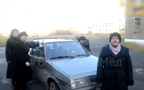 В Коми учителя сняли странную пародию на знаменитый клип «Тает лед» (видео)