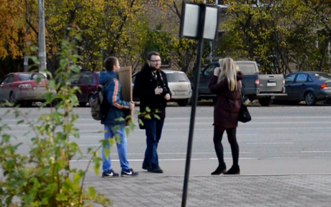 В Сыктывкаре прохожие убегали от своего отражения в зеркале (видео)