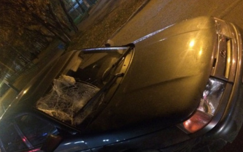 Появилось видео ДТП в Коми, где «Лада» протащила мужчину на капоте