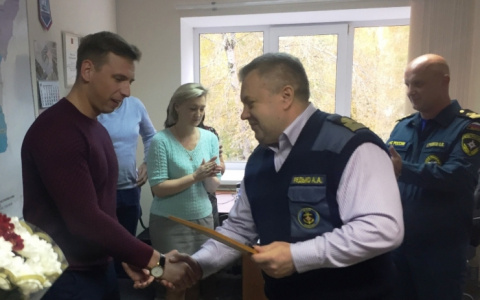 В Коми наградили мужчину, который спас тонущих бабушку и ее внучку